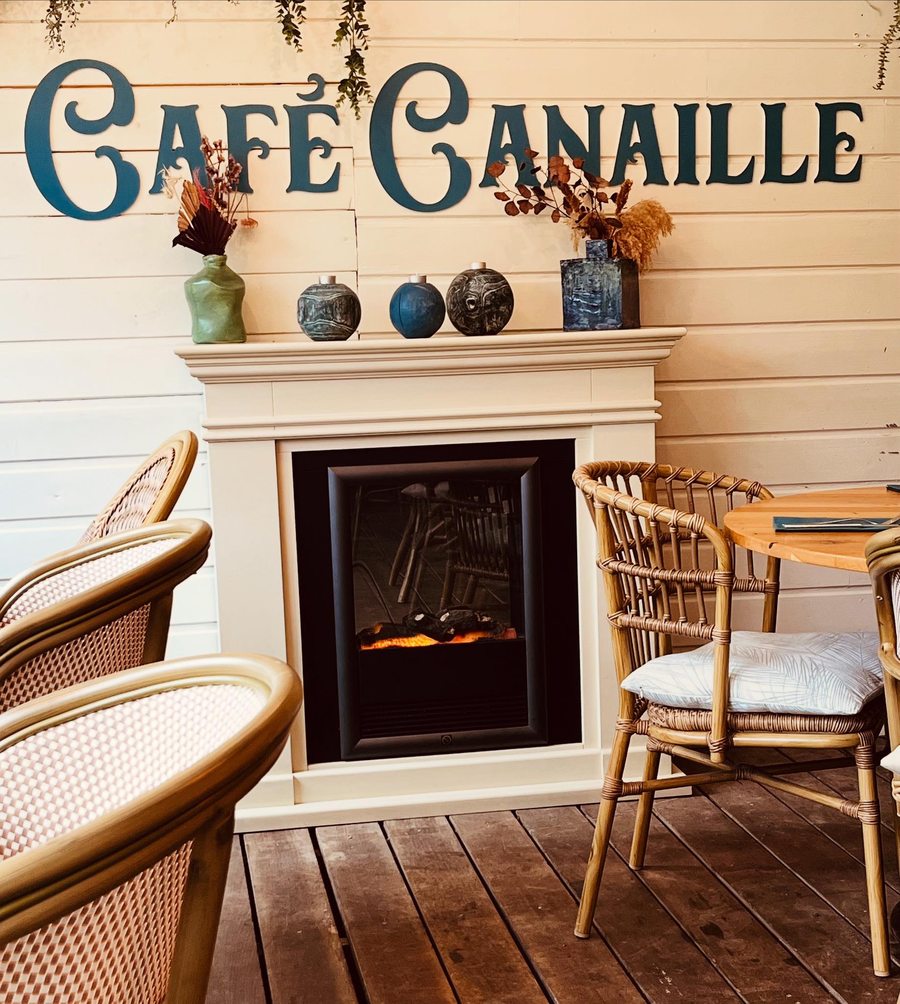 Intérieur chaleureux du Café Canaille à Dinard